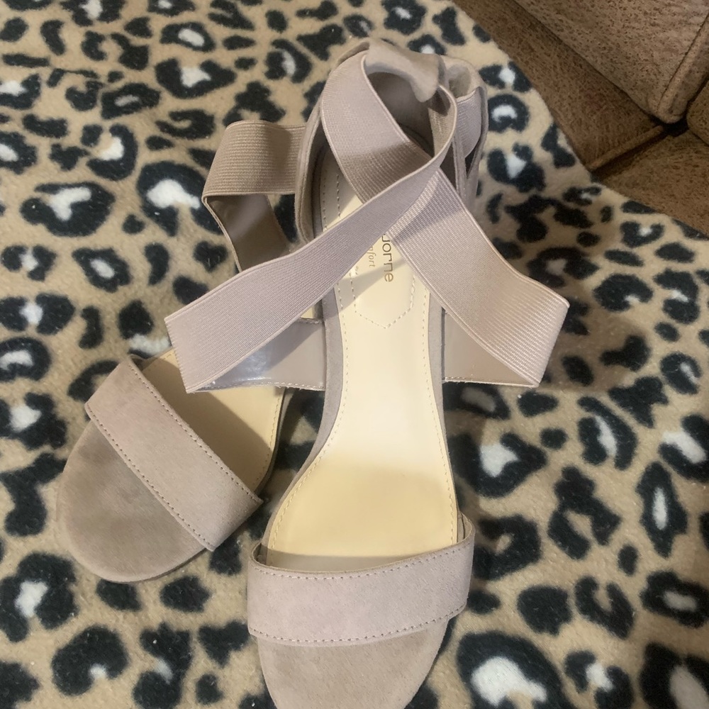 Liz Claiborne size 8 1/2 taupe heels
